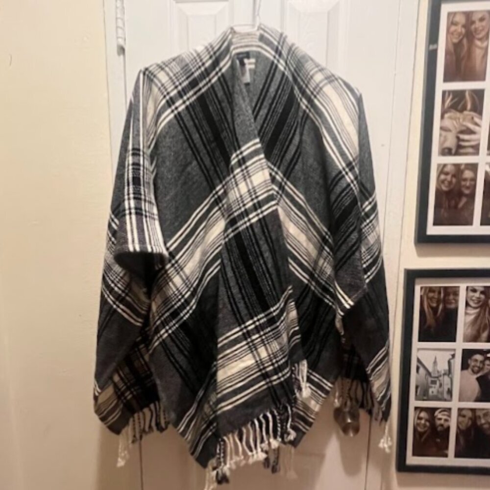 Talbots Reversible Plaid Fringe Shawl Wrap – Black & White – NWT